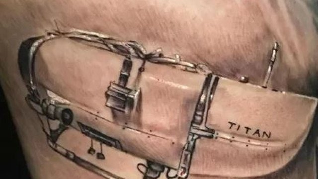 Homem faz tatuagem do submersível que implodiu