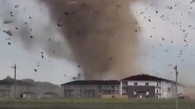 Tornados no Indiana deixam 700 mil casas sem luz. Imagens assustadoras