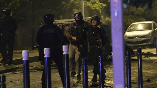 França prende 875 em 3ª noite de protestos; Macron sai às pressas de Bruxelas