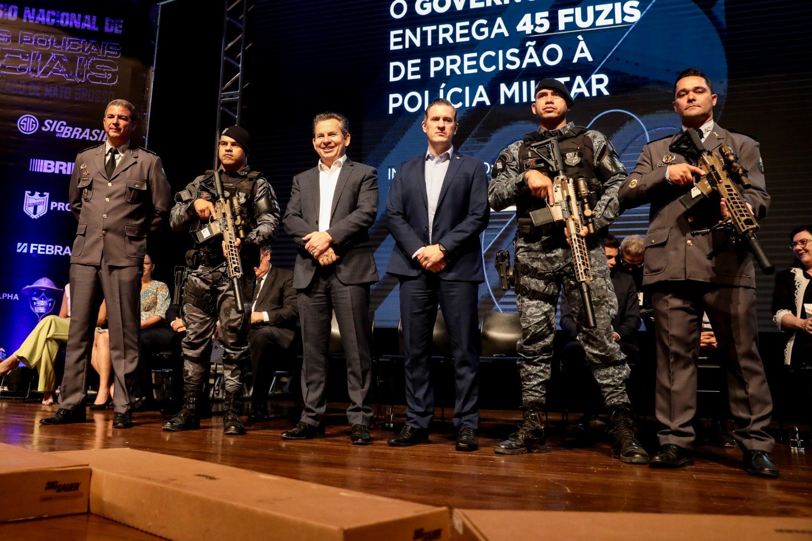 Governador entrega fuzis para policiais do Bope e Força Tática de Mato Grosso; investimento de R$ 1,2 milhão