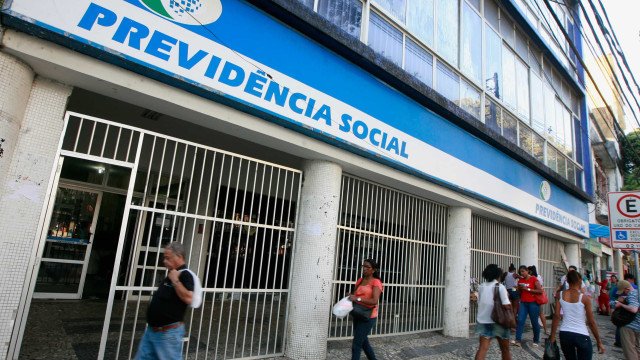 Governo vai pagar bônus a servidores para reduzir fila de 1,8 milhão de pedidos do INSS