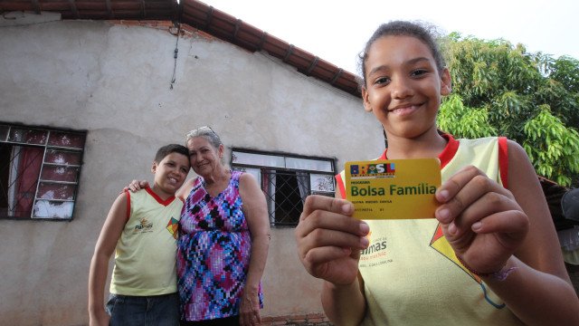 Caixa paga novo Bolsa Família a beneficiários com NIS de final 2