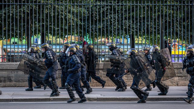Carro invade casa de prefeito na França em noite de protestos violentos