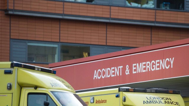 Adolescente de 15 anos morre após ser esfaqueada em ônibus em Londres