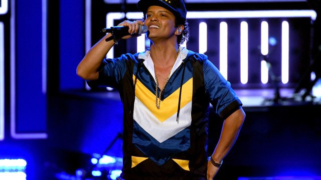Bruno Mars faz show com ‘Evidências’ no The Town e justifica ingresso disputado