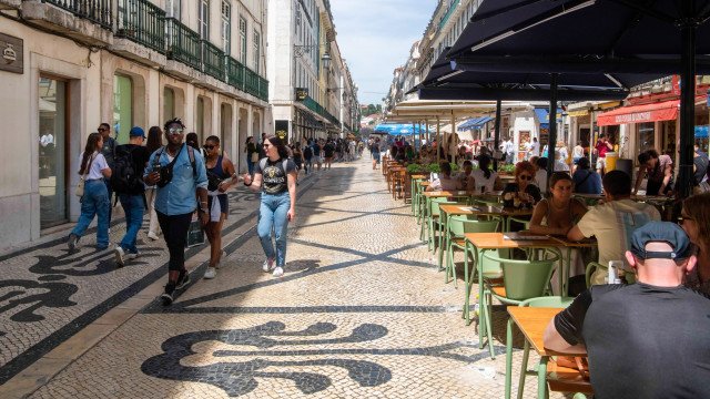 Lisboa vai de ‘queridinha’ de nômades digitais a cidade quase inacessível