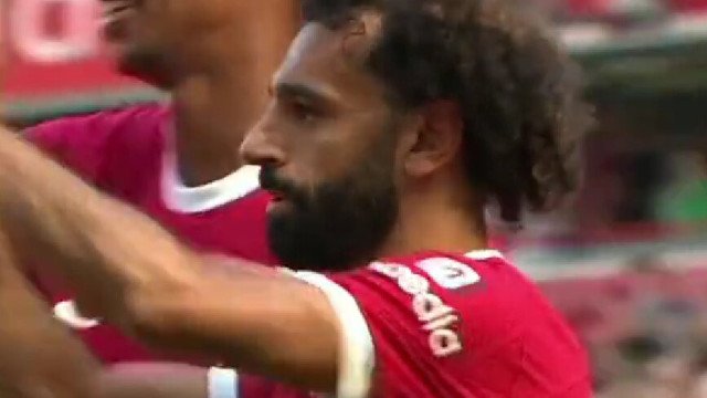 Alheio aos rumores de transferência… Salah marca em Anfield