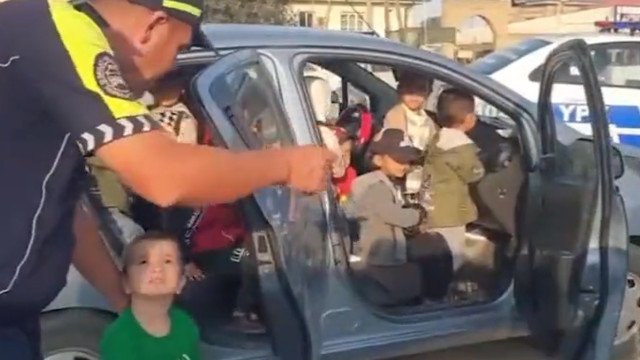 Professora é presa após transportar 25 crianças num só carro