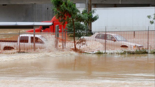 Com duas mortes por causa das chuvas, governador de SC pede para moradores deixarem suas casas