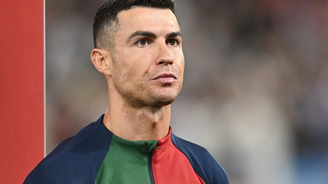 Cristiano Ronaldo ‘zomba’ de premiação da oitava Bola de Ouro de Messi