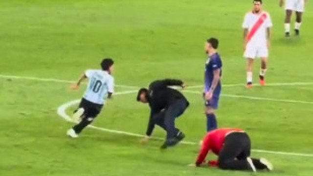 Criança invade campo, ‘finta’ 3 seguranças e abraça Messi