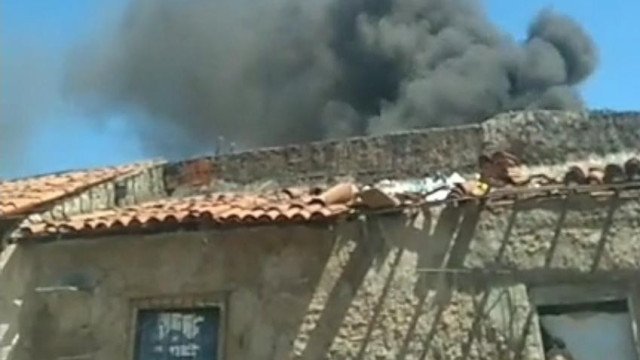 Filha de 15 anos incendeia casa da mãe: "Vai dormir no inferno agora"