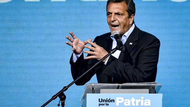 ‘Esse não é um país de merda’, diz Massa em discurso após votação