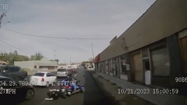 Mulher cai de moto e quase é atropelada por ônibus no Arkansas