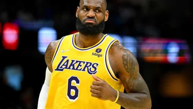 LeBron marca 32 pontos e Lakers quebra série negativa ao vencer o Phoenix Suns na Copa NBA