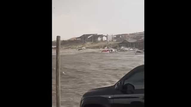 Tsunami meteorológico atinge praia do Cardoso em Laguna