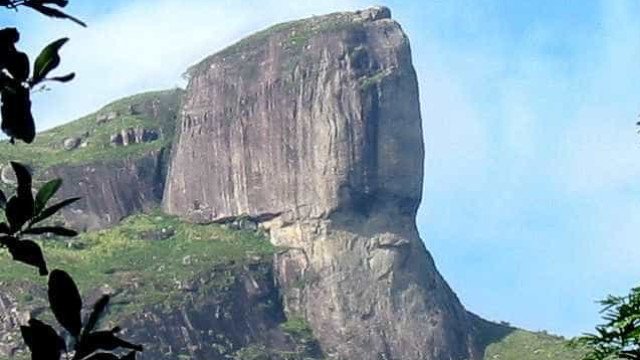 Ex-surfista morre após salto de base jump da Pedra da Gávea