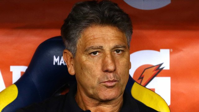 Renato Gaúcho entrega DVD com gols dele para Suárez depois de despedida do uruguaio
