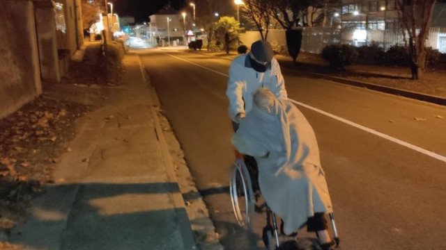Após alta, idoso de 94 anos empurra mulher em cadeira de rodas até casa