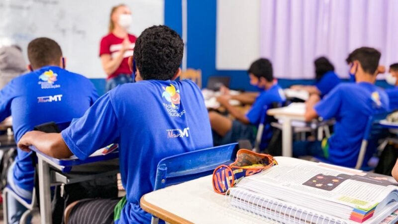 Programa Pé-de-Meia prevê R$ 2 mil para alunos da rede pública