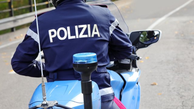 Carro desgovernado bate contra um café na Itália e faz sete feridos