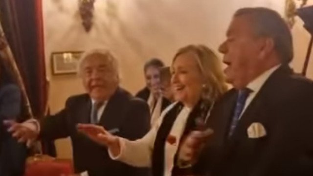 Hillary Clinton surpreende ao dançar ‘La Macarena’ em festa na Espanha