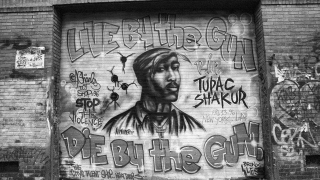 Biografia de Tupac Shakur revela seus diários e criação da mãe ex-Pantera Negra