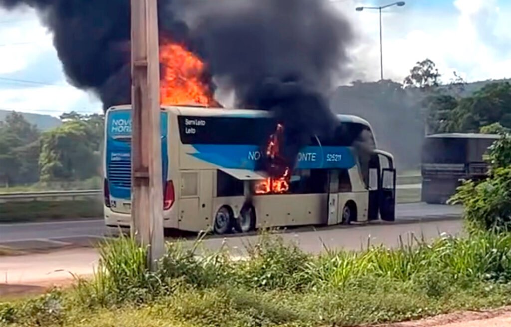 Ônibus que seguia para Sinop pega fogo e fica destruído na BR-364