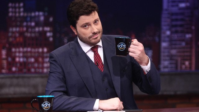 Programa de Danilo Gentili no SBT bate recorde no YouTube e vira líder na plataforma