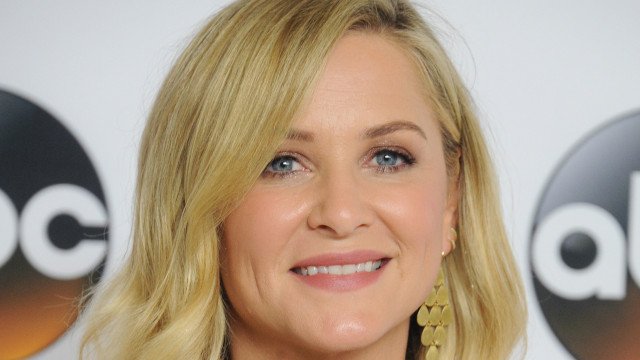 Atriz que interpreta Arizona Robbins em ‘Grey’s Anatomy’ anuncia volta para a 20ª temporada