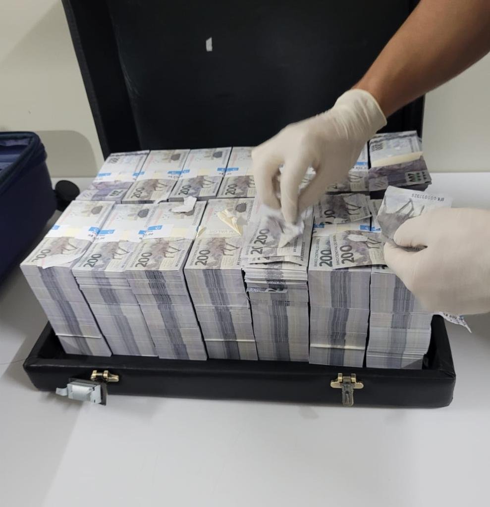Polícia Civil flagra laboratório de falsificação de dinheiro em hotel e prende quatro suspeitos de estelionato