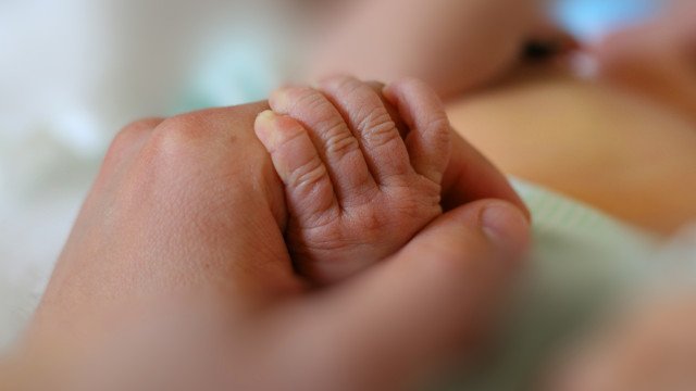 Jovem vai ao hospital por estar ‘morrendo’ e descobre gravidez