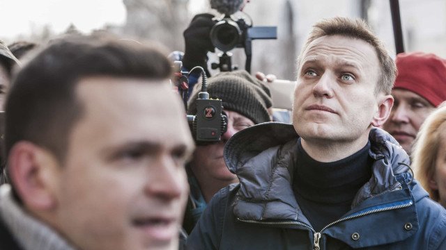Polícia e ativistas travam duelo silencioso no túmulo de Alexei Navalni