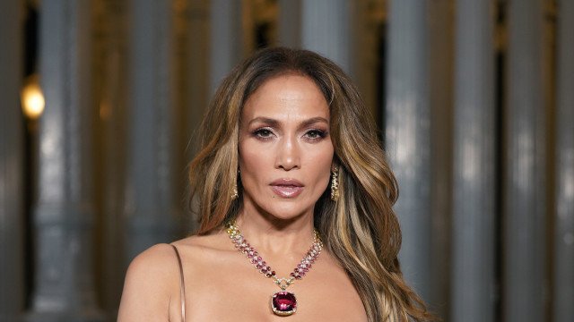 Vídeo antigo: Jennifer Lopez gera revolta ao cuspir na mão de assistente