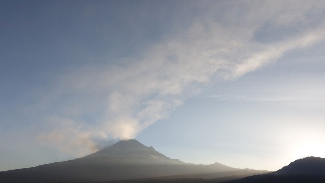 Vulcão Popocatépetl em erupção causa transtornos no México; veja