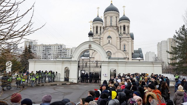 Multidão aguarda corpo de Navalny para funeral em meio a atrasos; veja