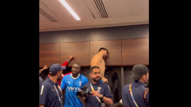 Mitrovic troca palmas por cabeçadas em festa do Al Hilal: veja o vídeo!