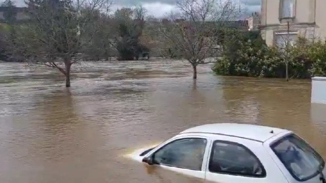 Cidade francesa fica parcialmente submersa após fortes chuvas
