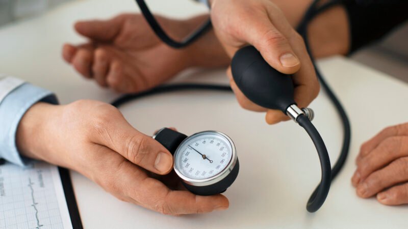 Hipertensão arterial afeta a vida de 36 milhões de brasileiros gerando impactos no cenário da Saúde no Brasil
