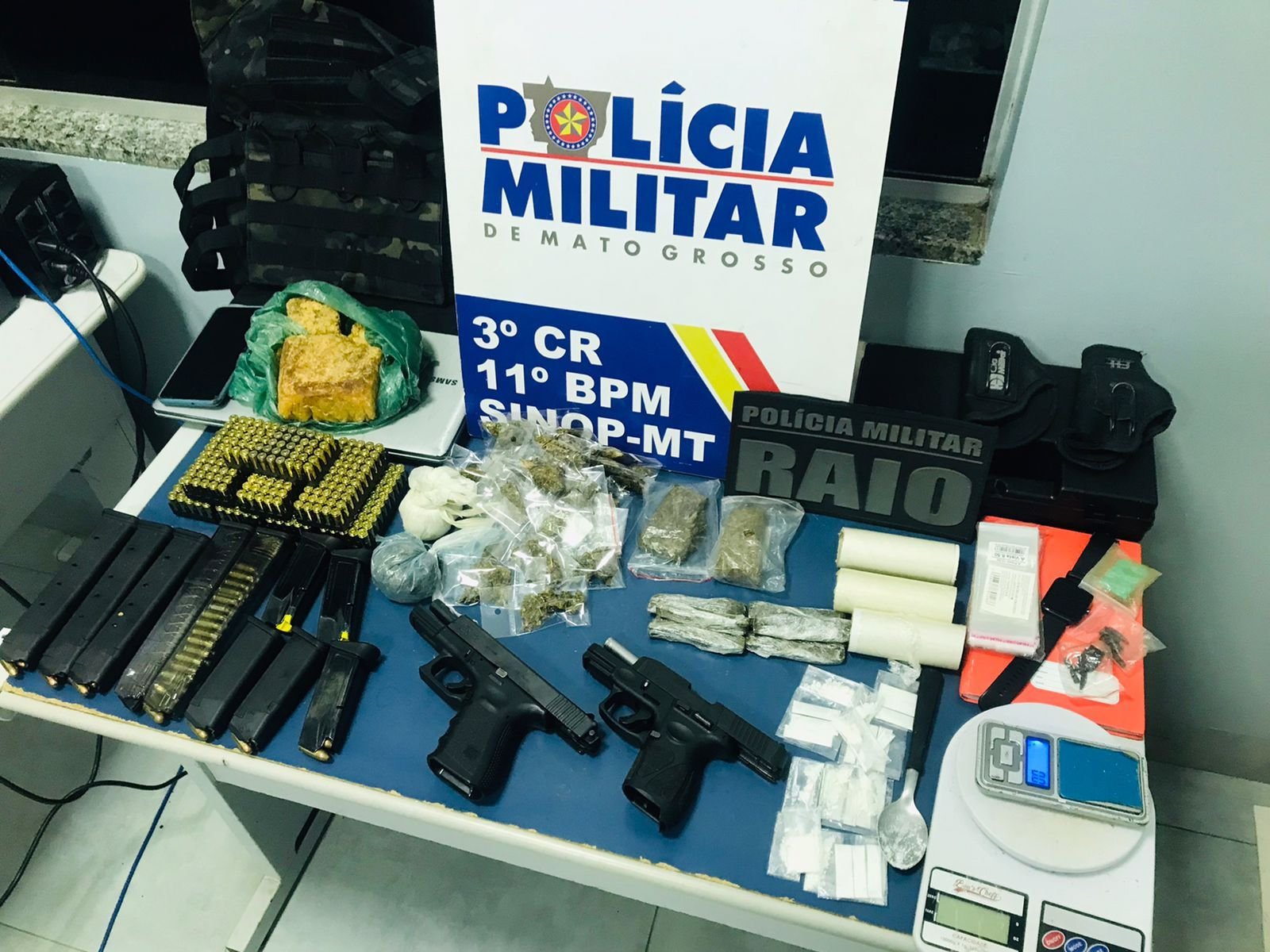 Polícia Militar prende membro de facção criminosa com duas pistolas e 522 munições
