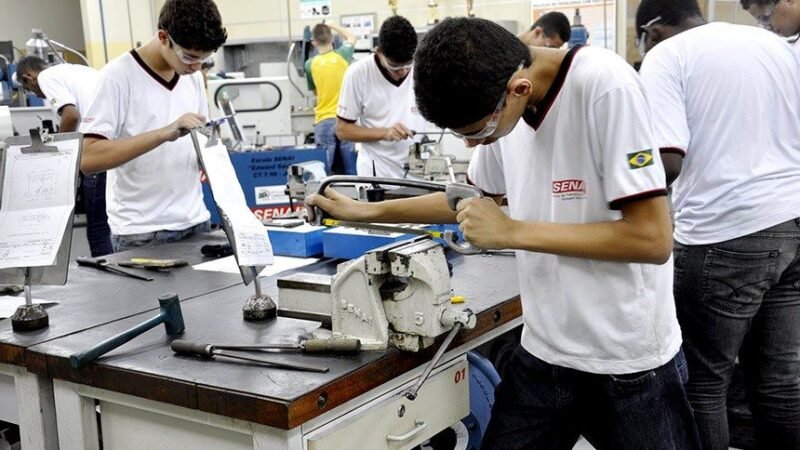 Dia da Educação: Ensino técnico cresce no Brasil e pode ser porta fundamental para entrada no mercado de trabalho
