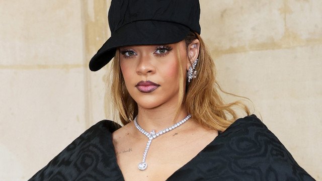 Rihanna revela que se arrepende de looks que usou: ‘mostrei os mamilos’