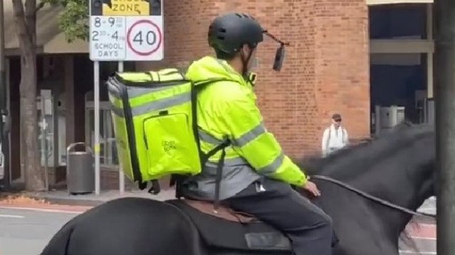 Entregador do Uber Eats em Sydney surpreende ao chegar a cavalo; veja