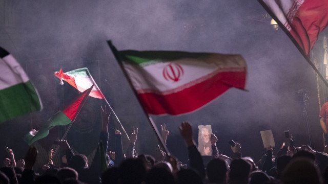 Ocidente deveria apreciar moderação do Irã, diz regime após atacar Israel