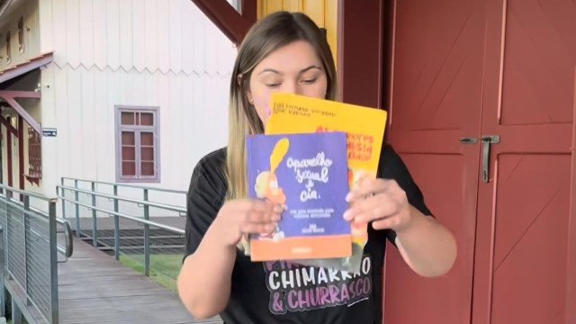 Prefeita de SC joga livros no lixo e cita ‘valores da família’