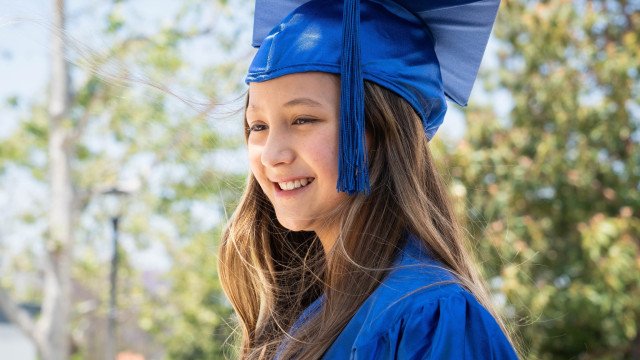 Menina de 11 anos obtém diploma nos EUA e quebra recorde do irmão