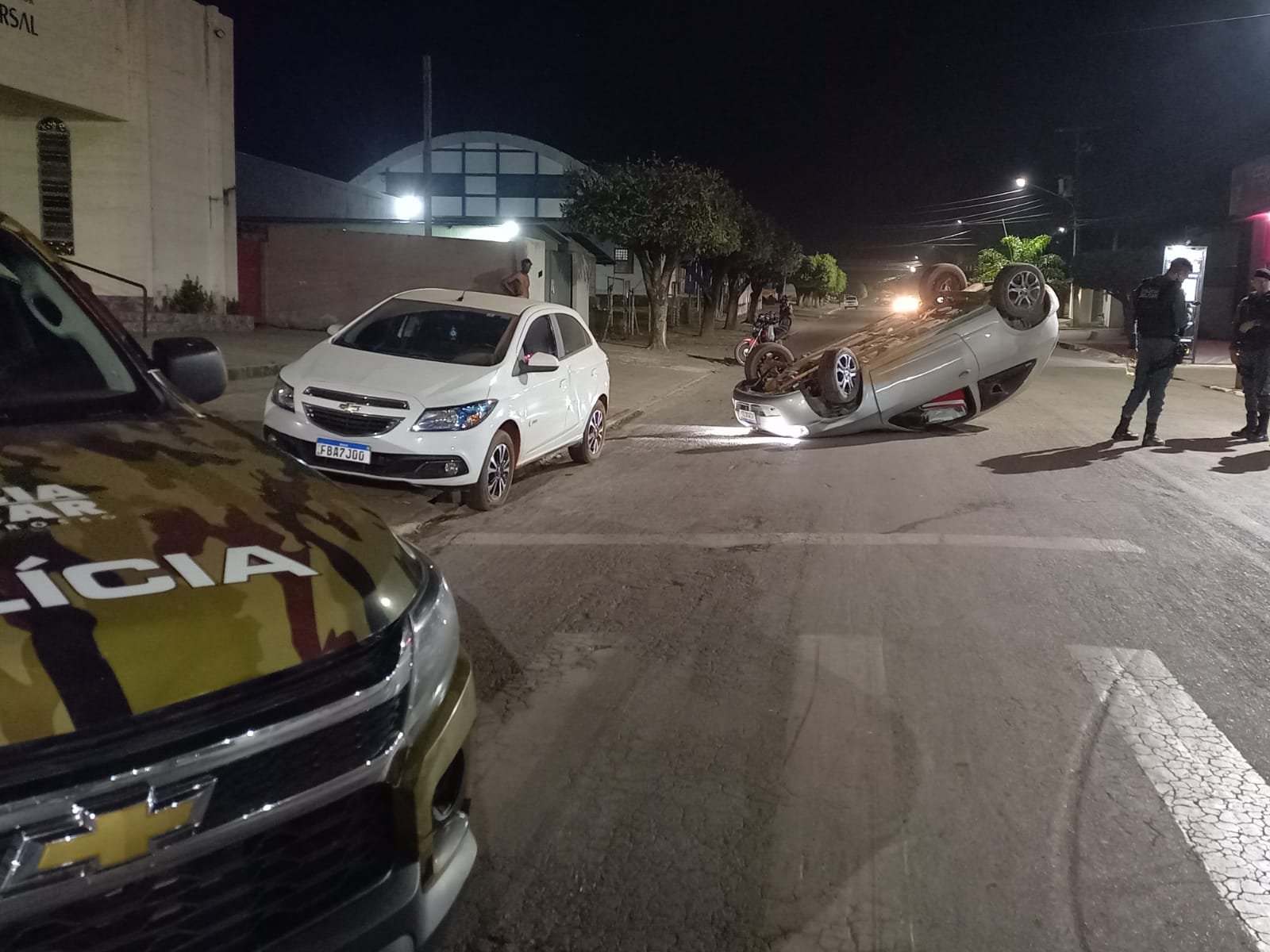 Em Guarantã do Norte Carro bate em outro e fica de rodas para cima