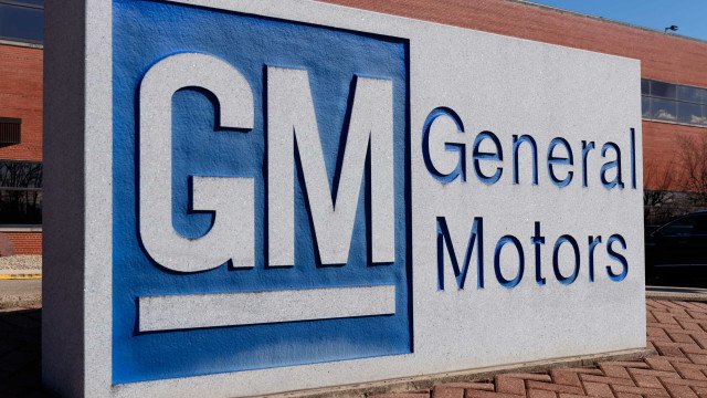 GM supera expectativas de lucro e receita, eleva previsões e ação sobe 5% no pré-mercado