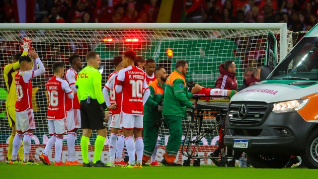 Lateral do Internacional passa a noite em hospital após forte choque de cabeça