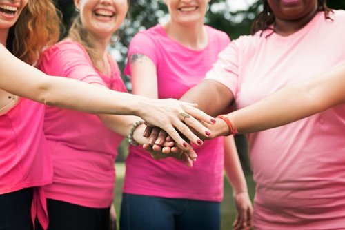 Entenda como as mulheres podem ser apoiadas pela biomedicina em todas as fases da vida